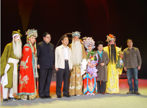河南省政協(xié)主席王全書、著名豫劇表演藝術(shù)家王希玲、著名戲劇評(píng)論家荊樺、著名戲曲教育家《訪帥出征》導(dǎo)演李志遠(yuǎn)與主要演員合影